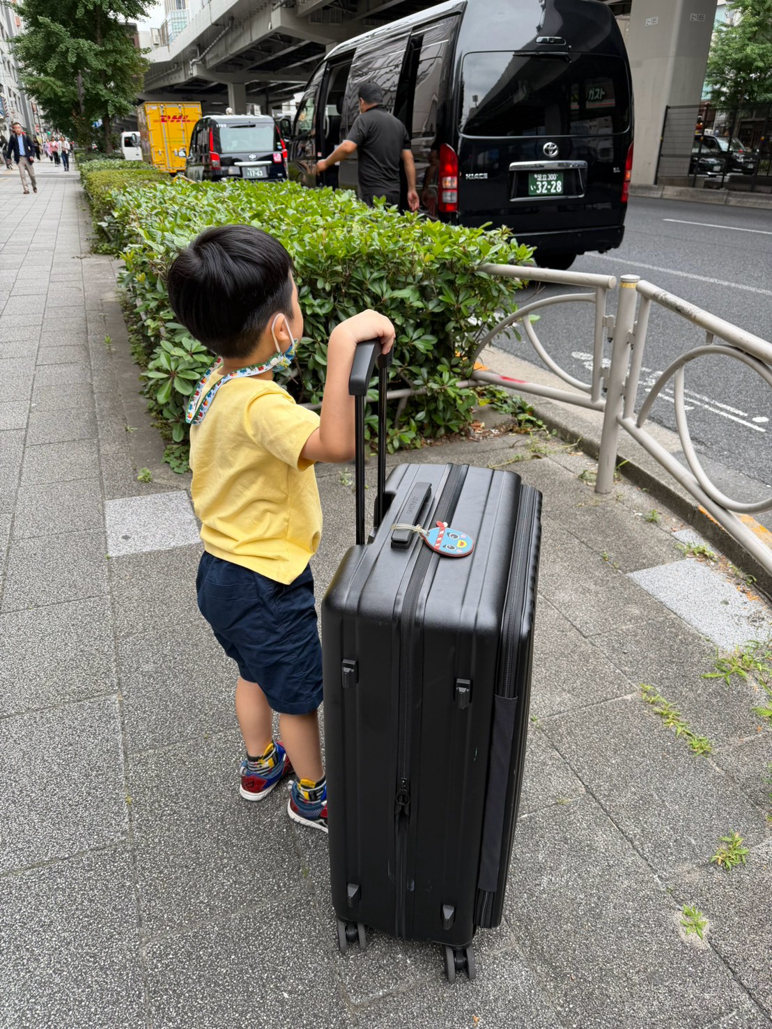 抵達飯店後小孩拖著行李箱