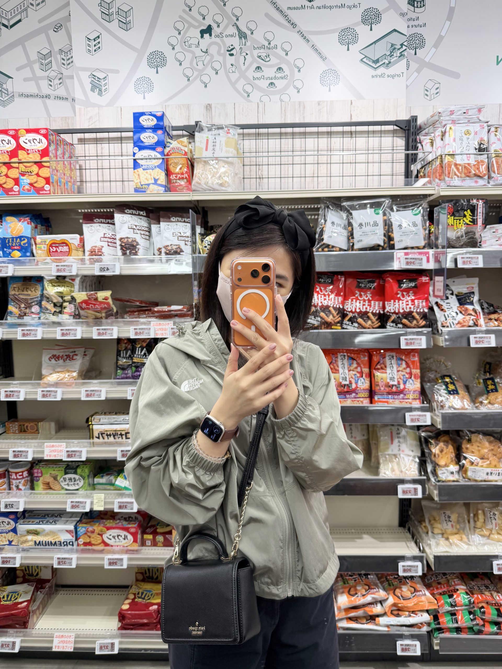 在多慶屋超市內自拍留念，展現飯店鄰近的購物便利性