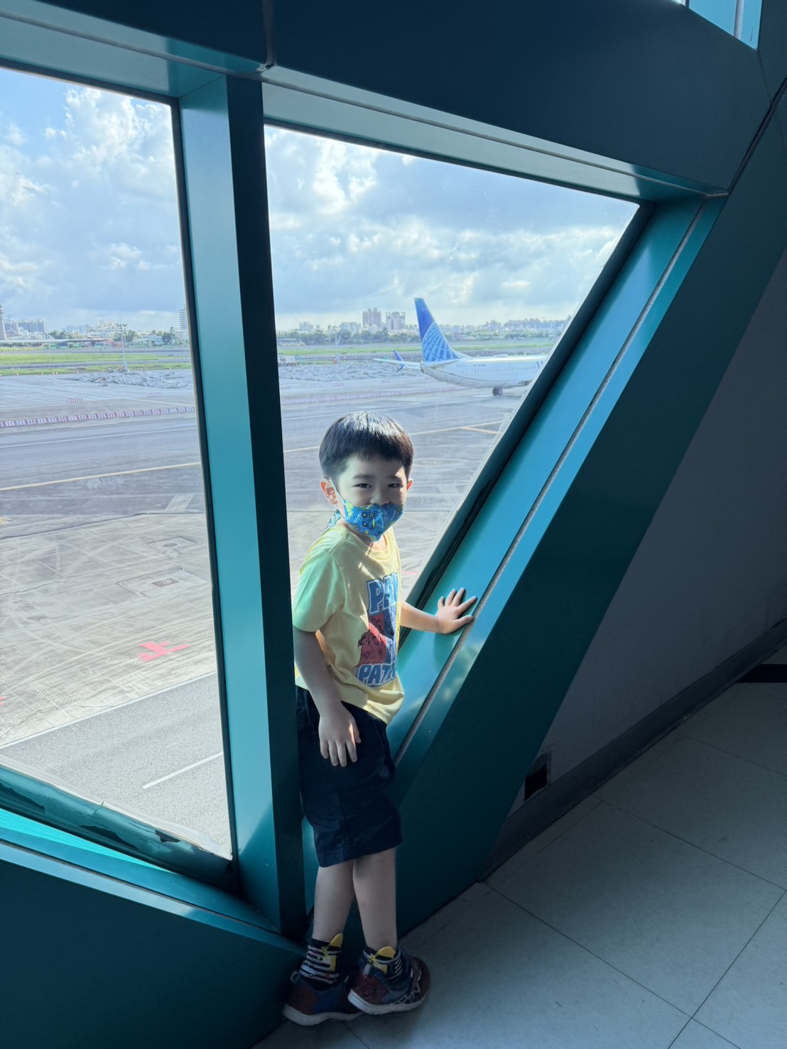 在高雄小港機場候機室欣賞聯合航空班機
