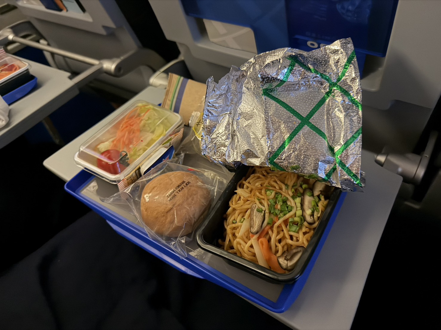 聯合航空東京出發飛機餐 炒麵