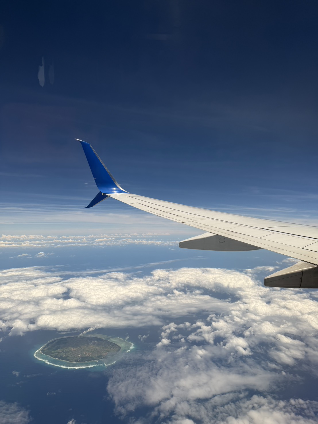 聯合航空機翼窗景 飛越島嶼上空