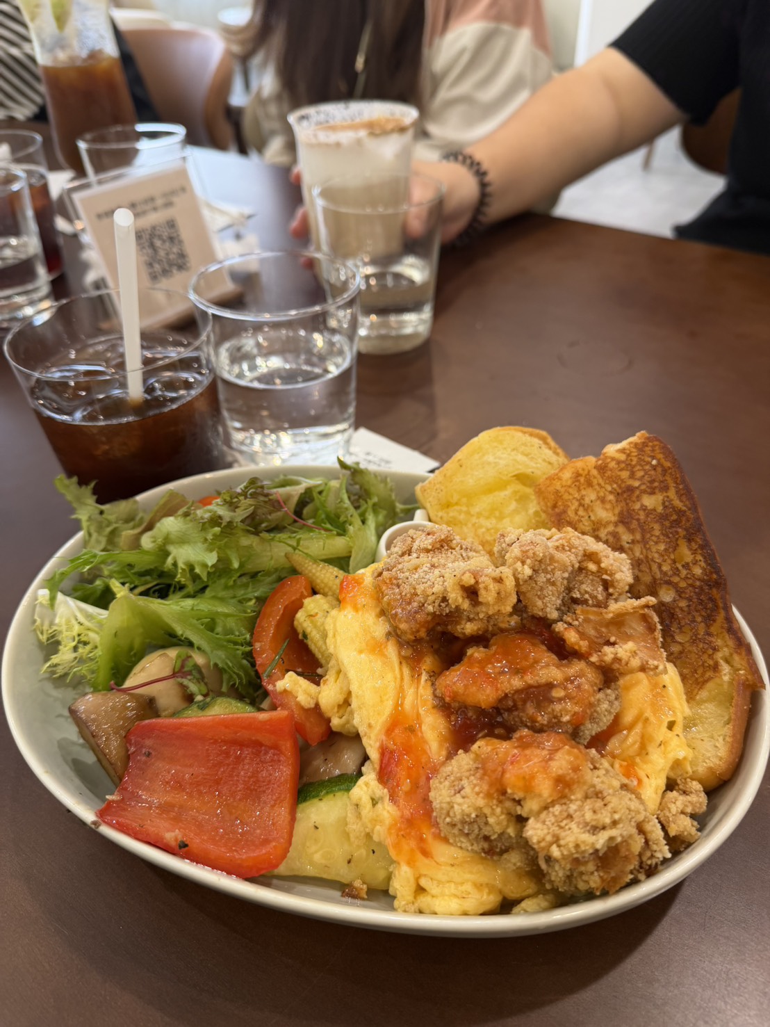 豆乳雞奶油布里歐特寫，酥炸雞肉與布里歐麵包